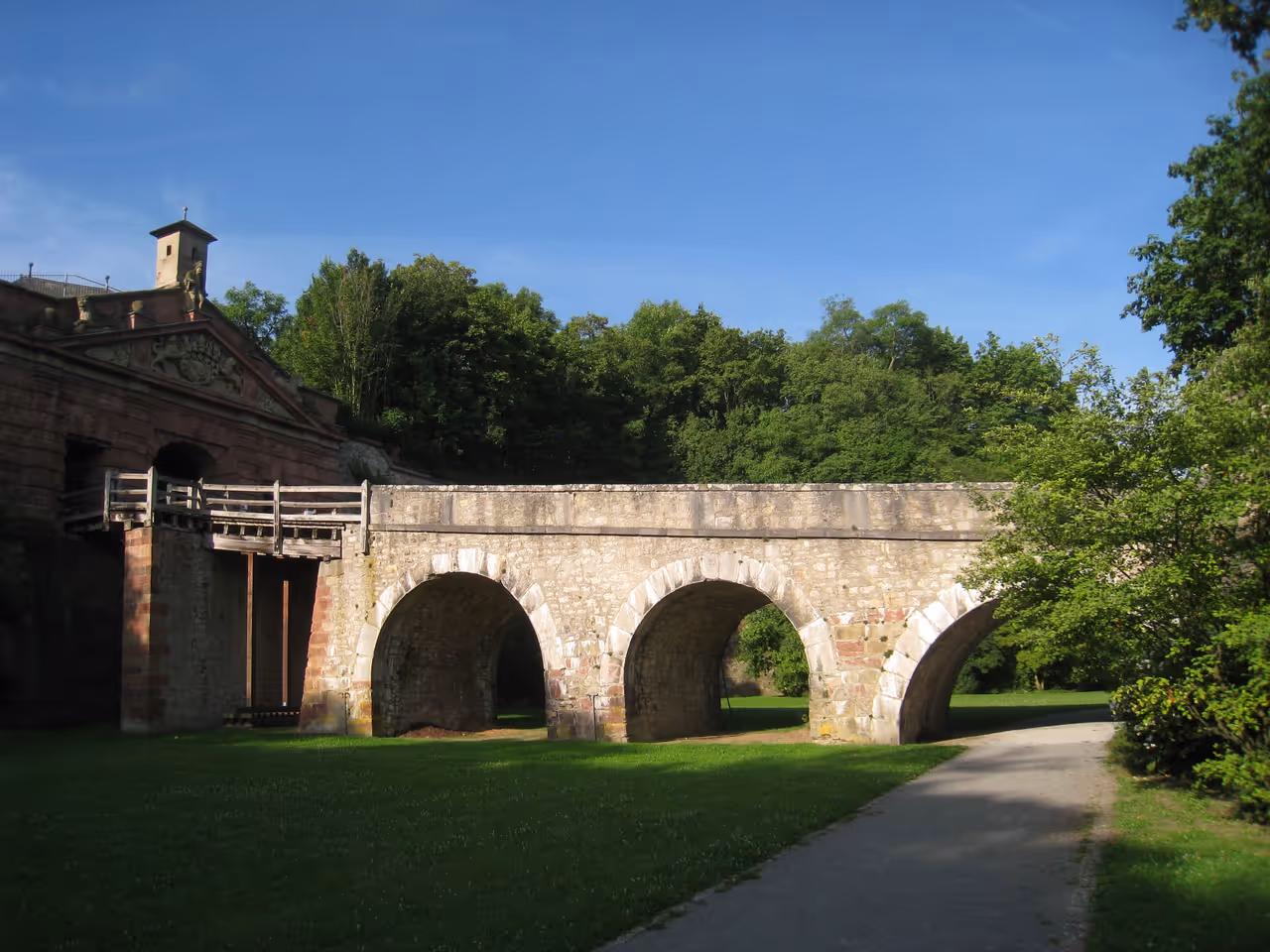 Park view with entryway to Feste Marienberg