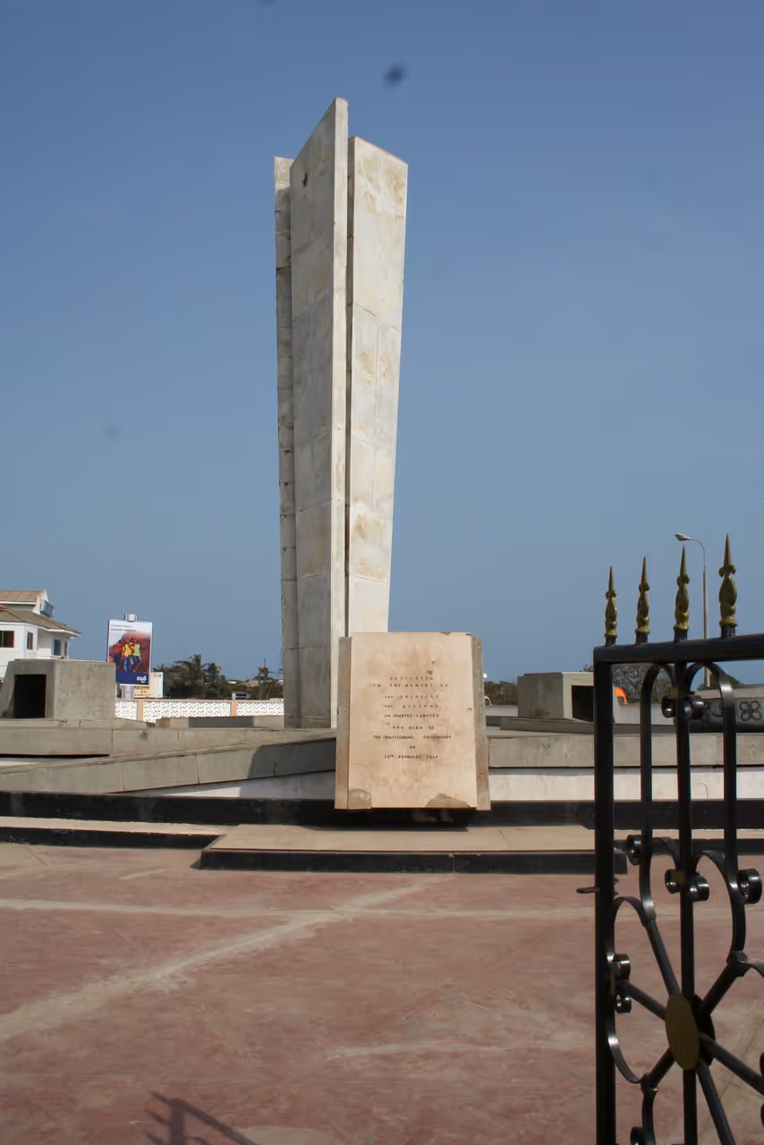 Independence arch walk stroll in Accra