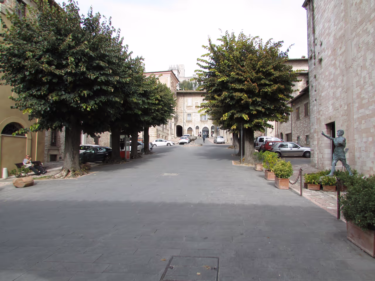 The quiet alleys of the upper town stroll in Assisi