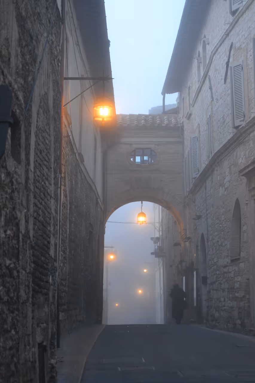 The quiet alleys of the upper town stroll in Assisi