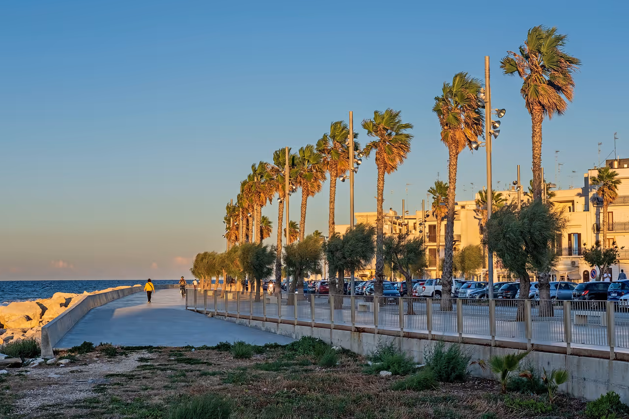 Promenade cycling in Bari