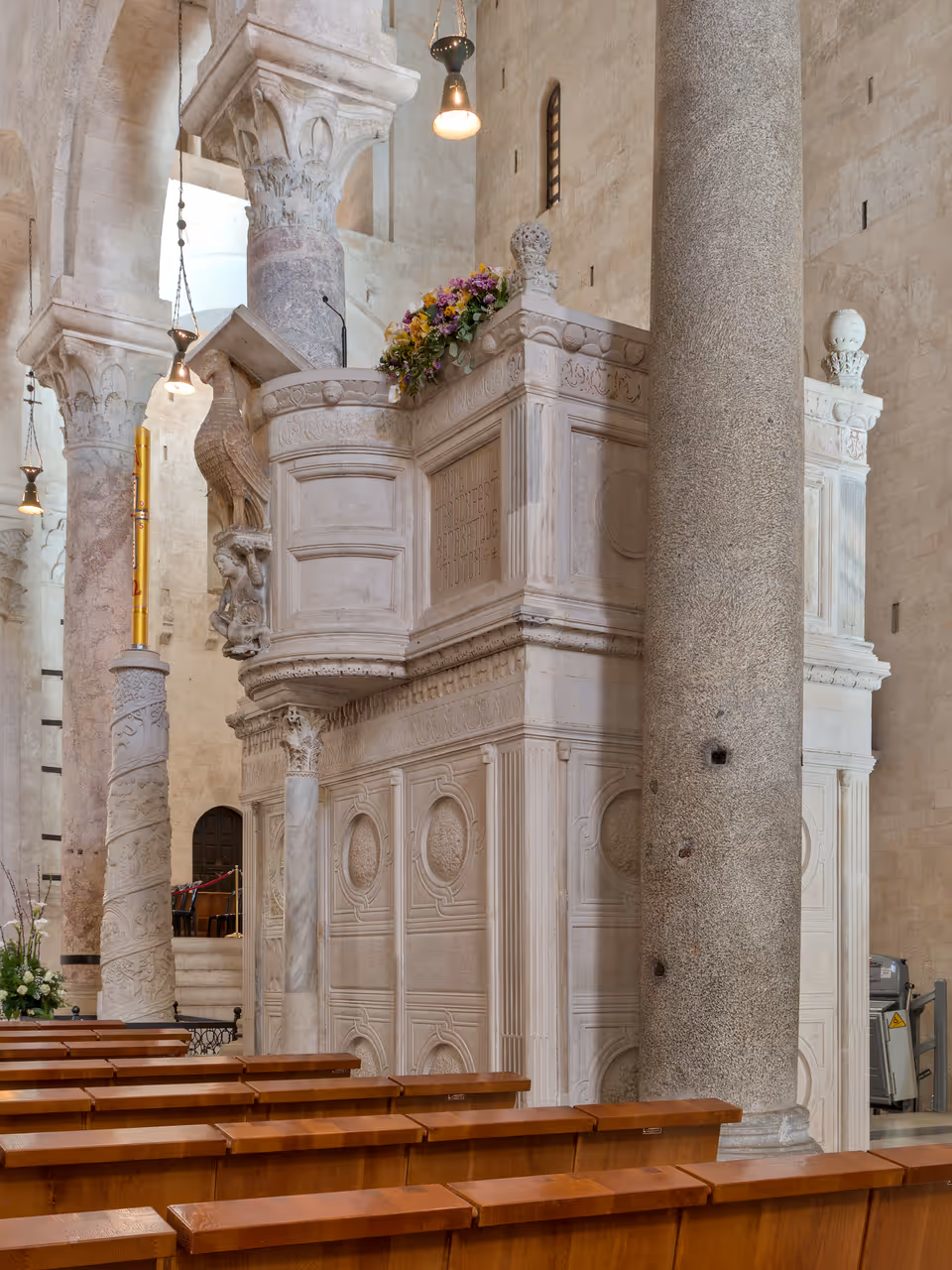 Saint Sabinus cathedral, the pulpit and the candlestick