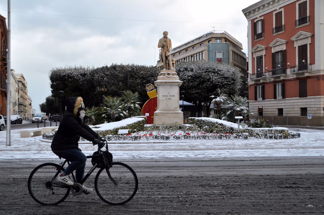 Bust of Niccolò Piccinni in winter, Bari