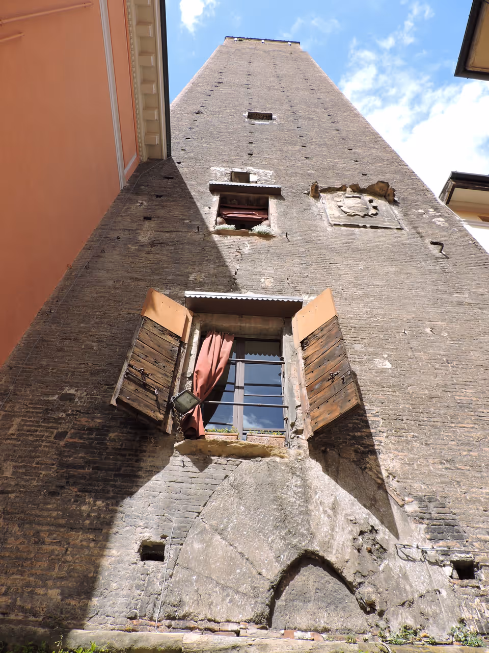 Prendiparte tower in Bologna
