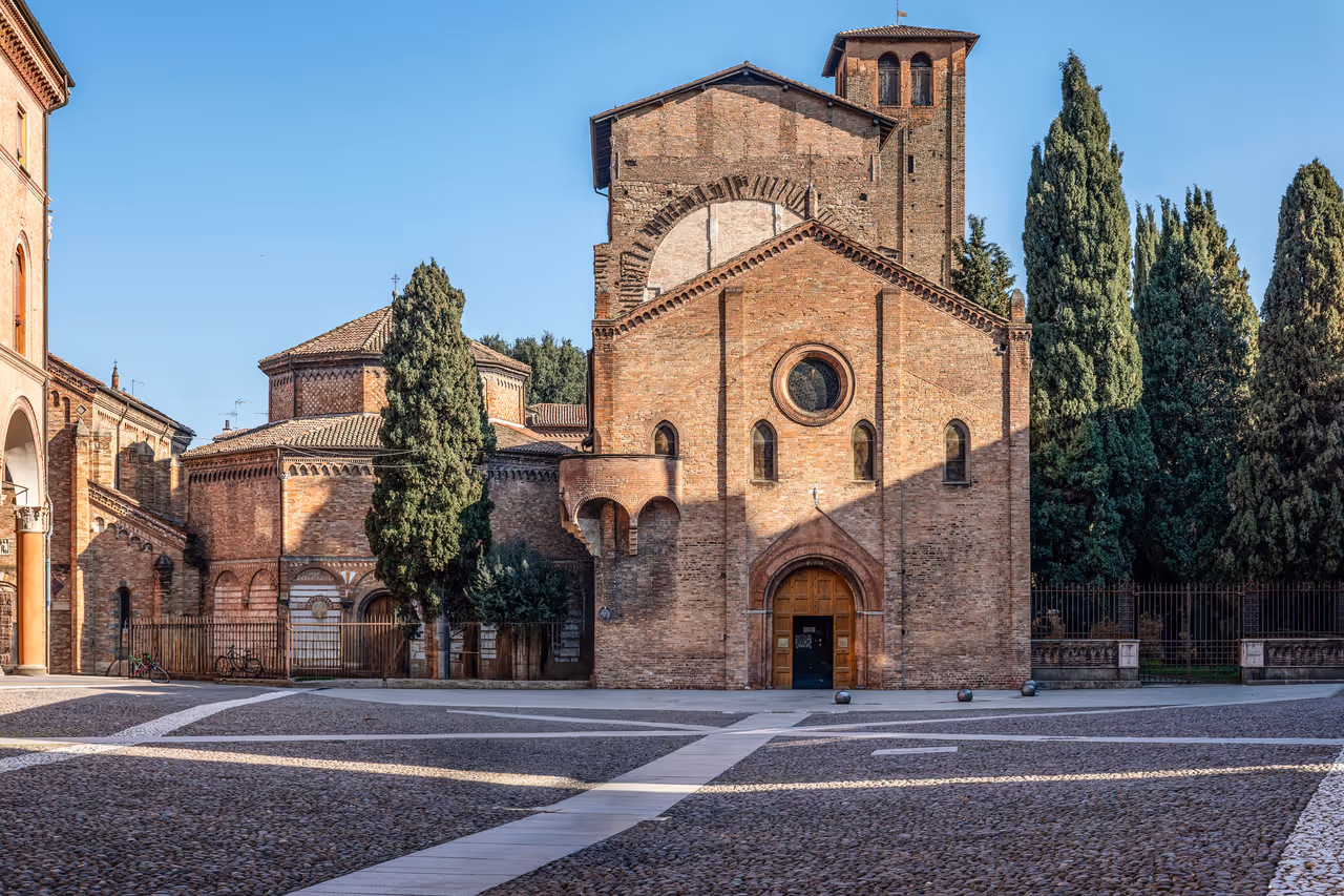 Visit the basilica of santo stefano free activity in Bologna