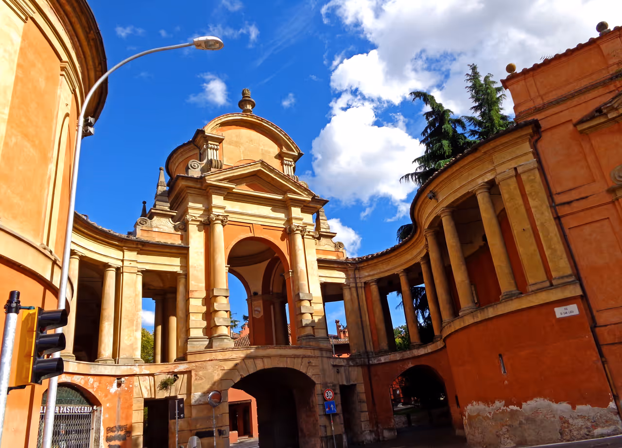 Explore WALKING ROUTES in Bologna