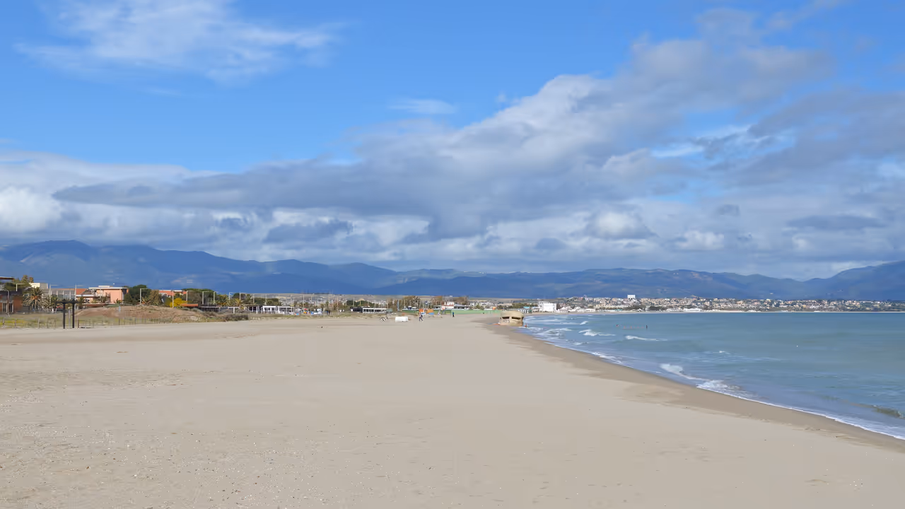 Stand-up paddleboarding at poetto in Cagliari