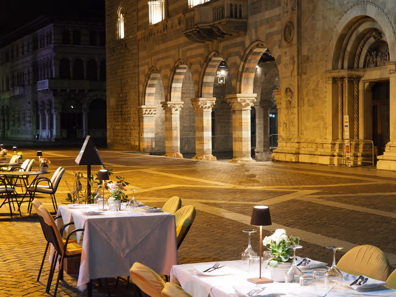 Set tables in Broletto of Como