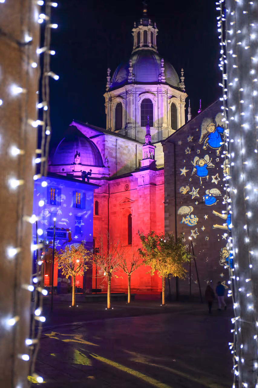 Como Cathedral in a Christmas setting