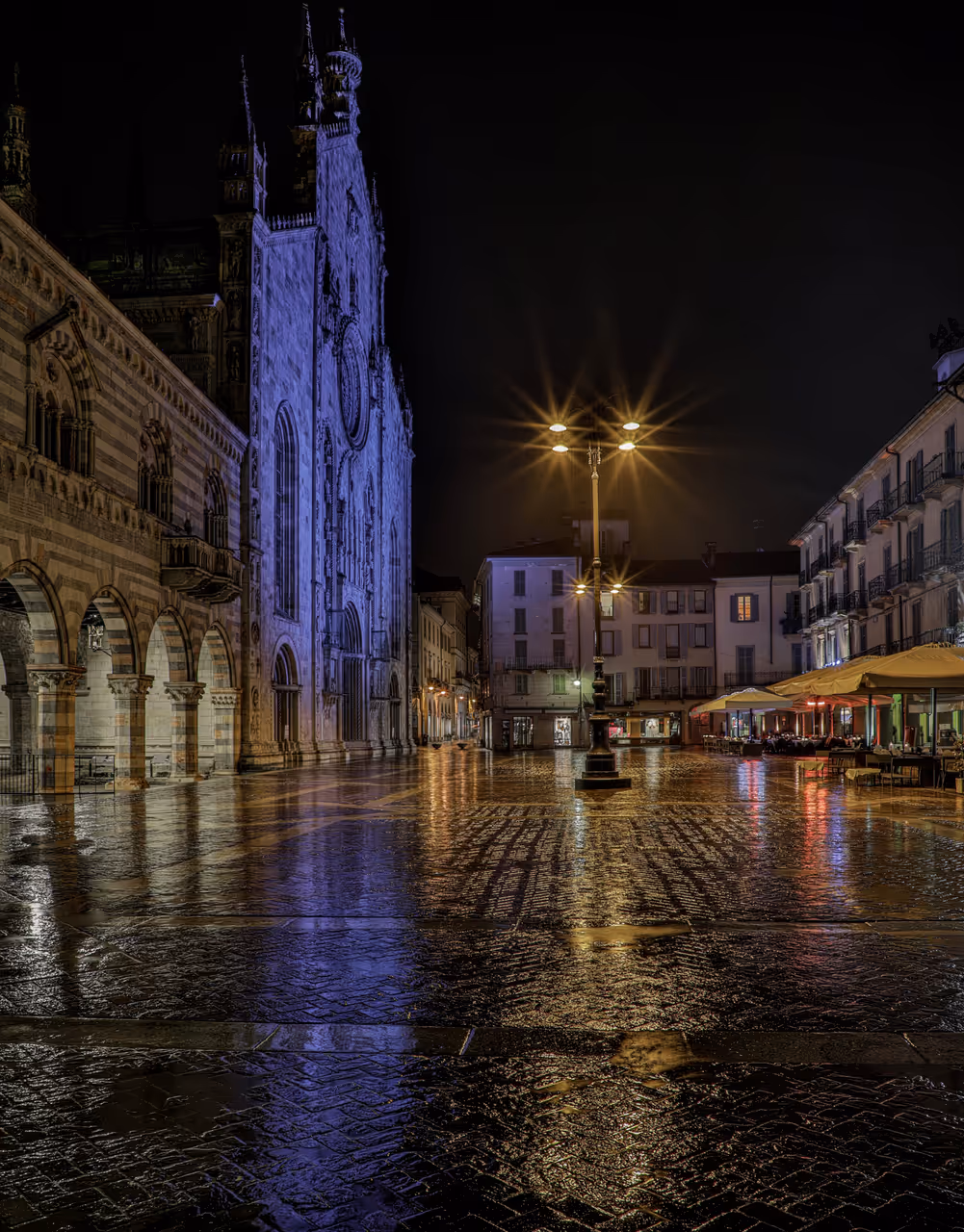 Como Cathedral at night