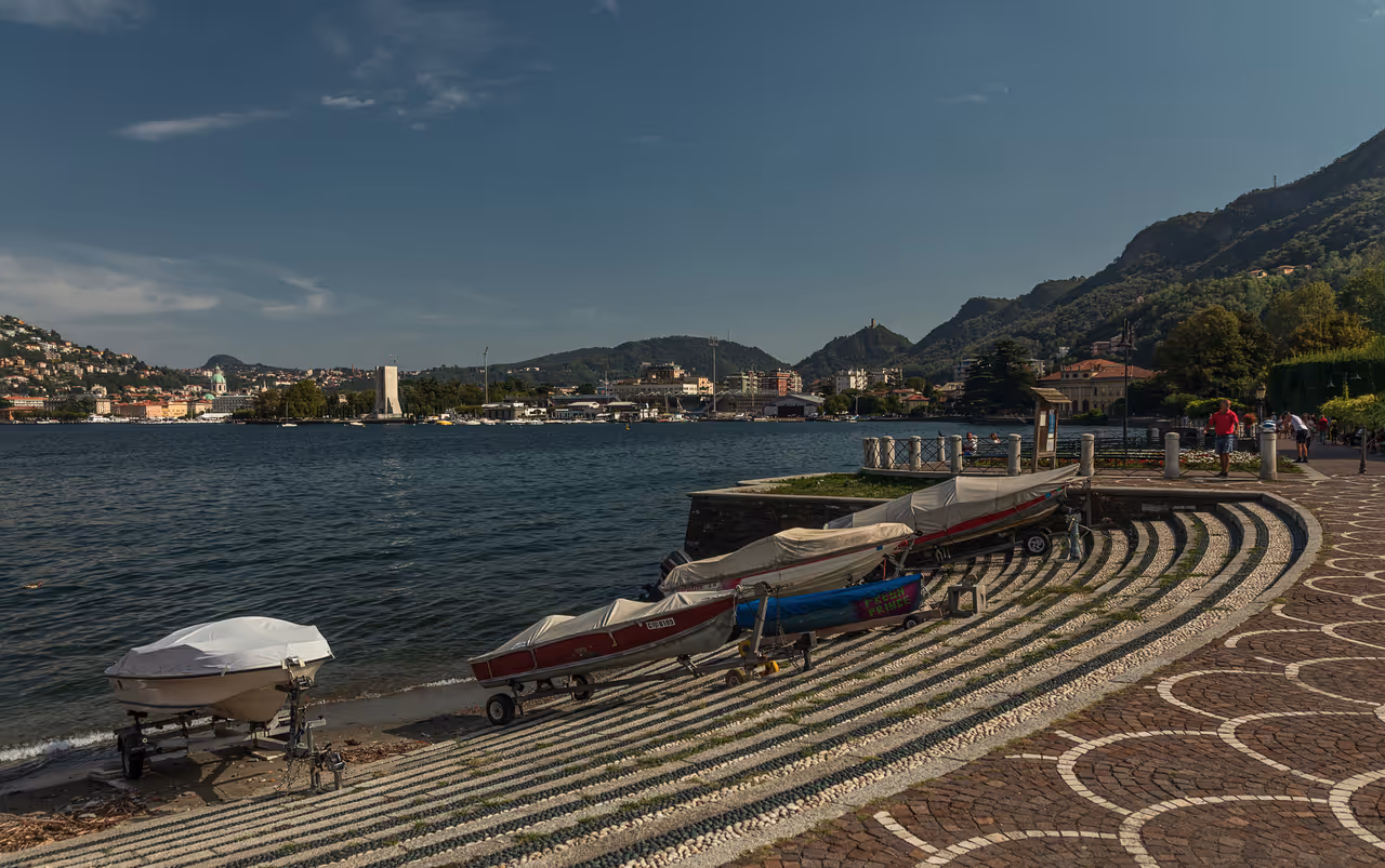 Stroll the waterfront free activity in Como