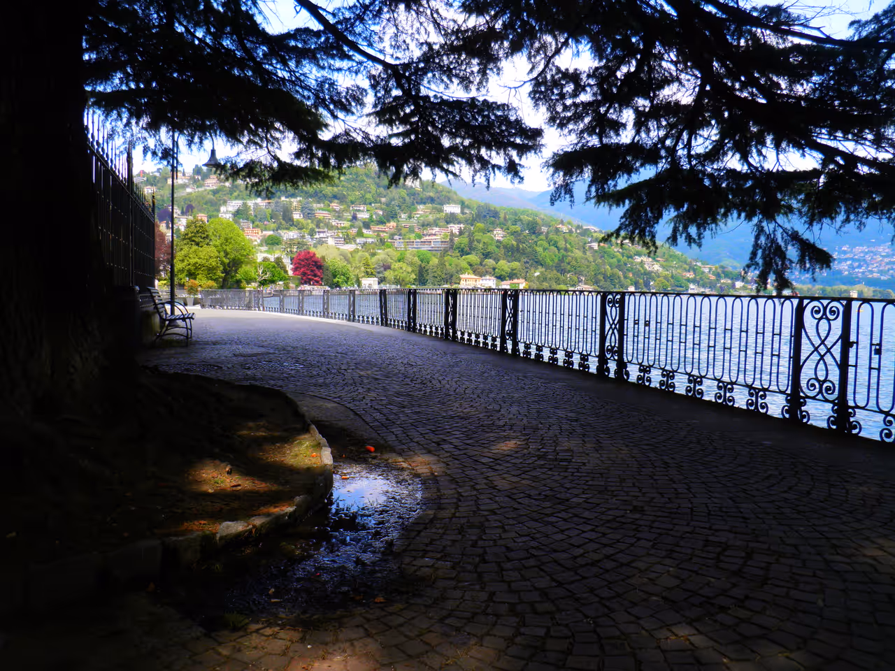 Stroll the waterfront free activity in Como