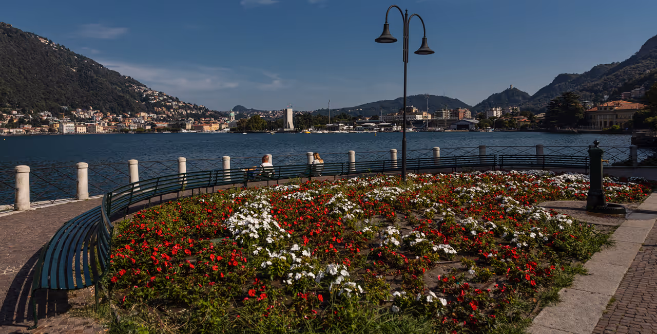 Stroll the waterfront free activity in Como