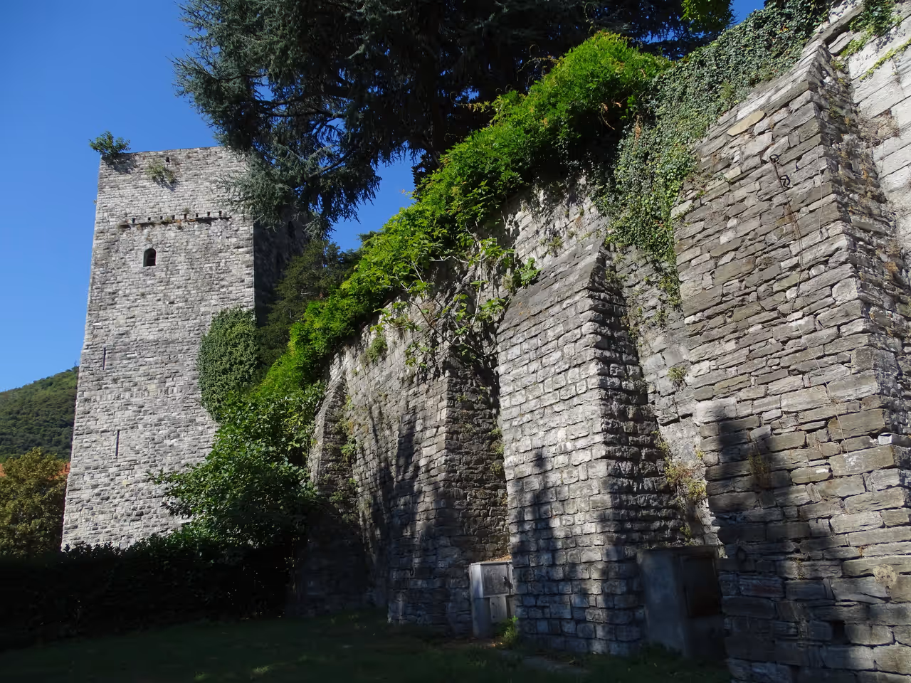 Walk the medieval walls free activity in Como