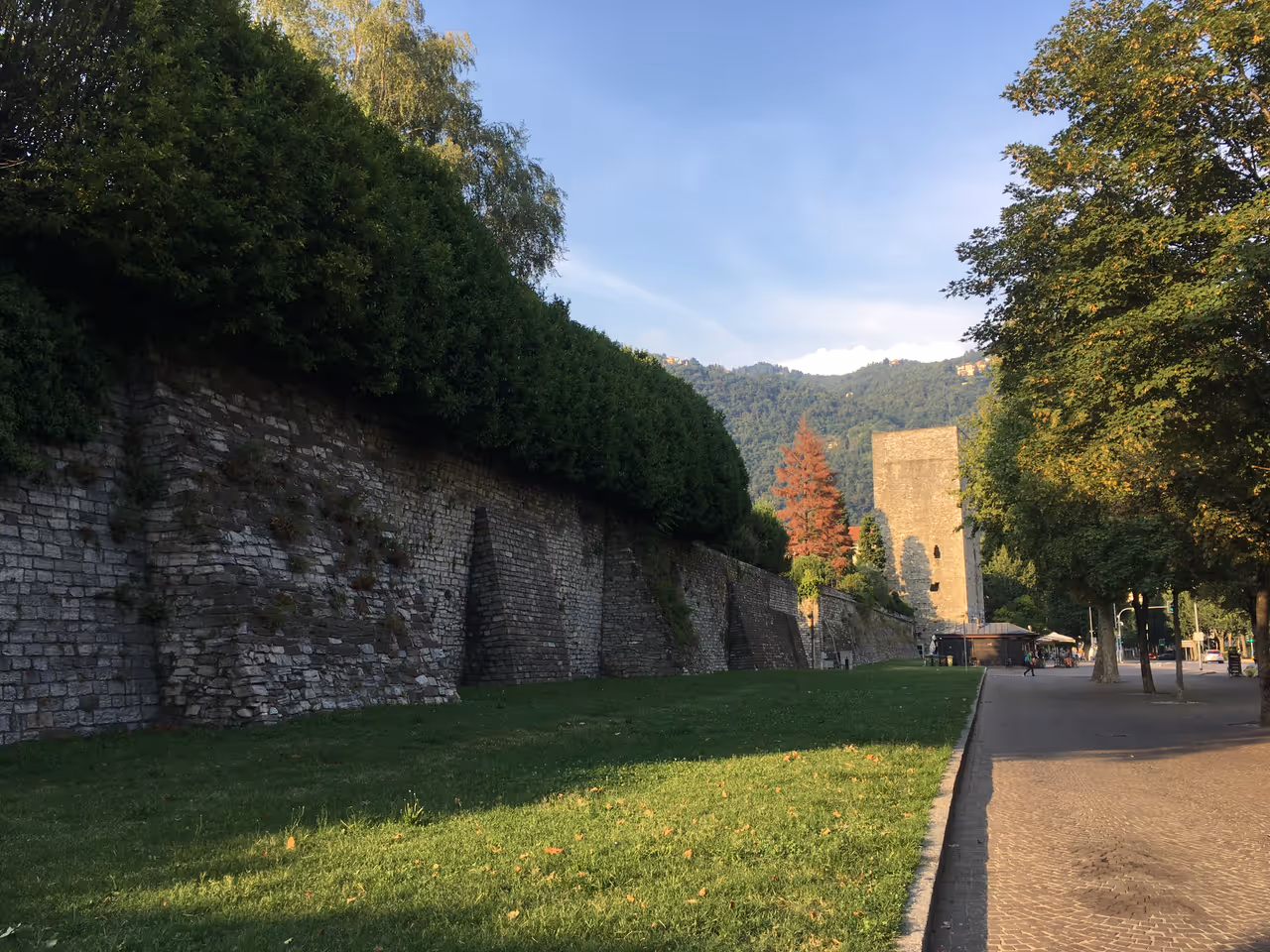 Walk the medieval walls free activity in Como