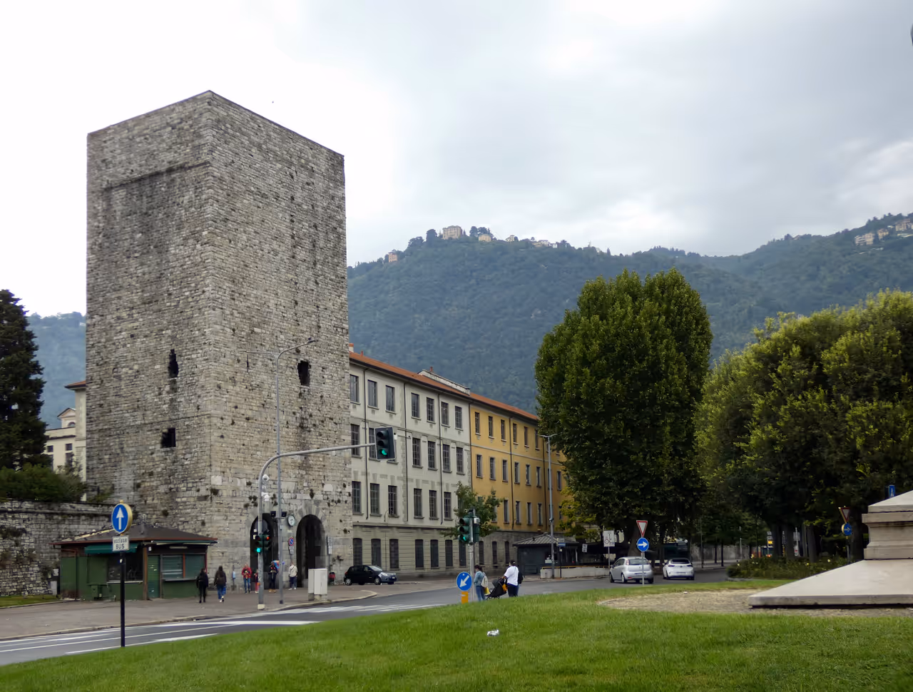 Walk the medieval walls free activity in Como