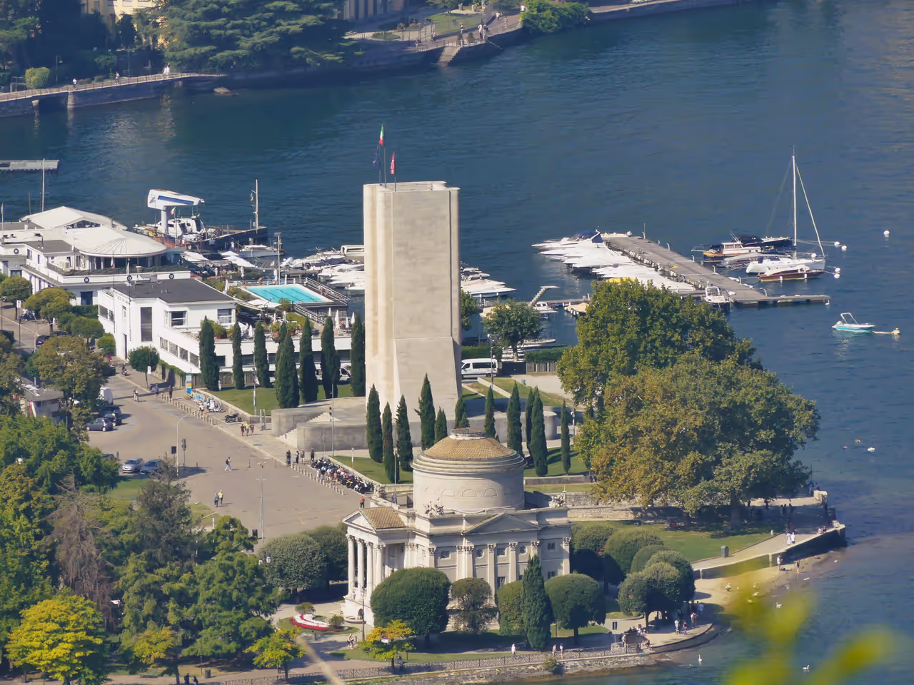 Lakeside public gardens in Como