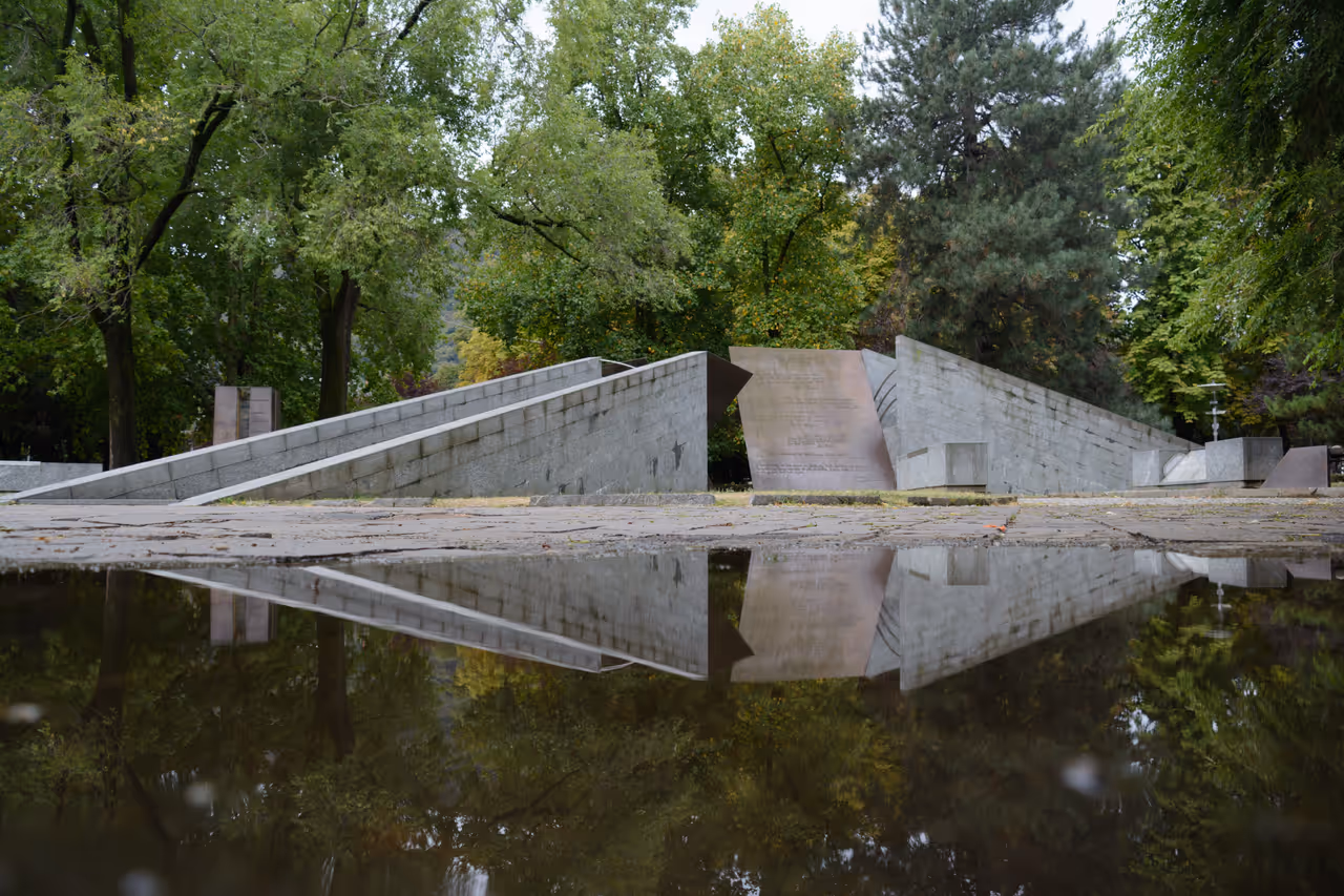 Lakeside public gardens in Como