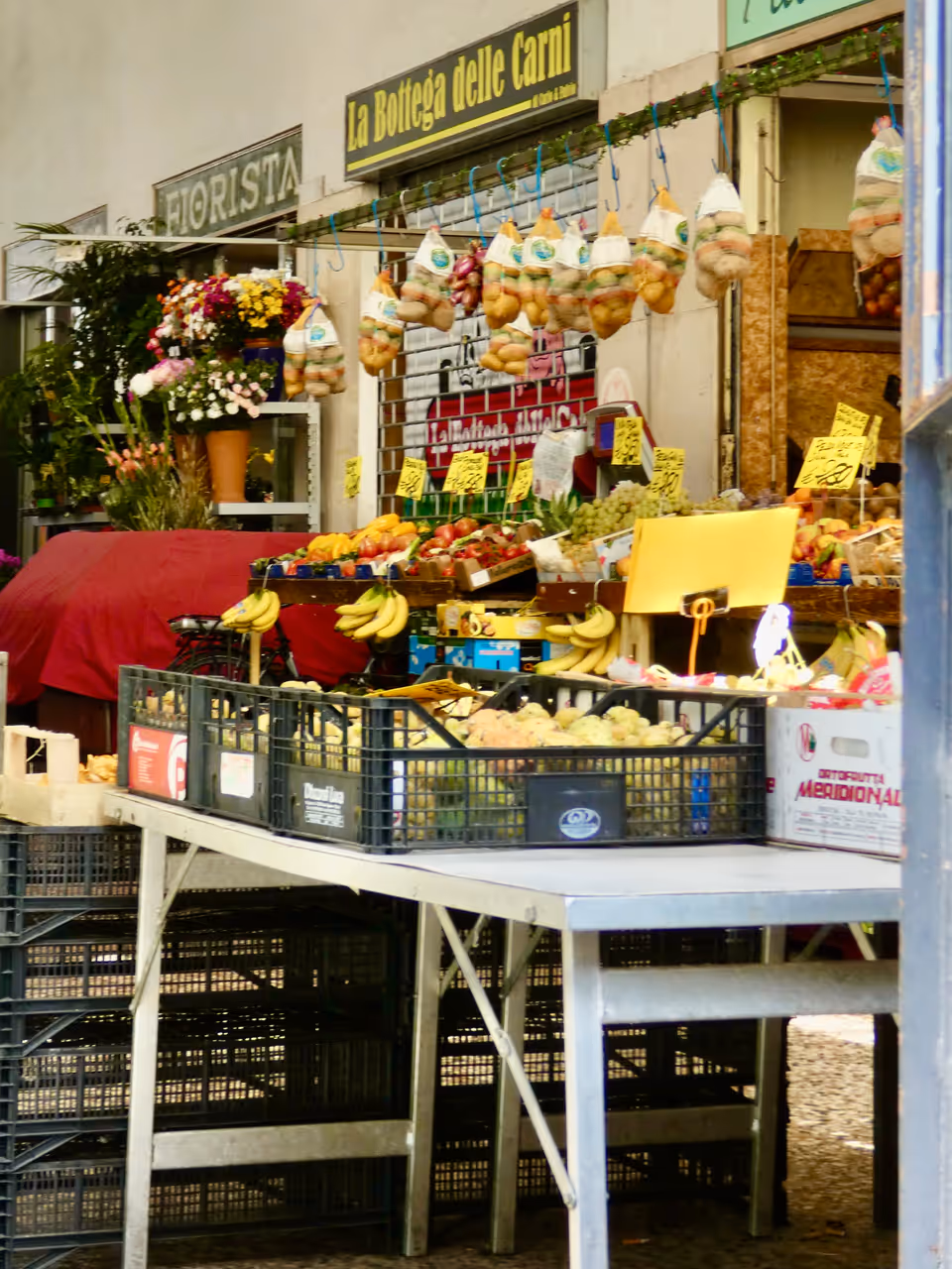 Covered food market market in Como