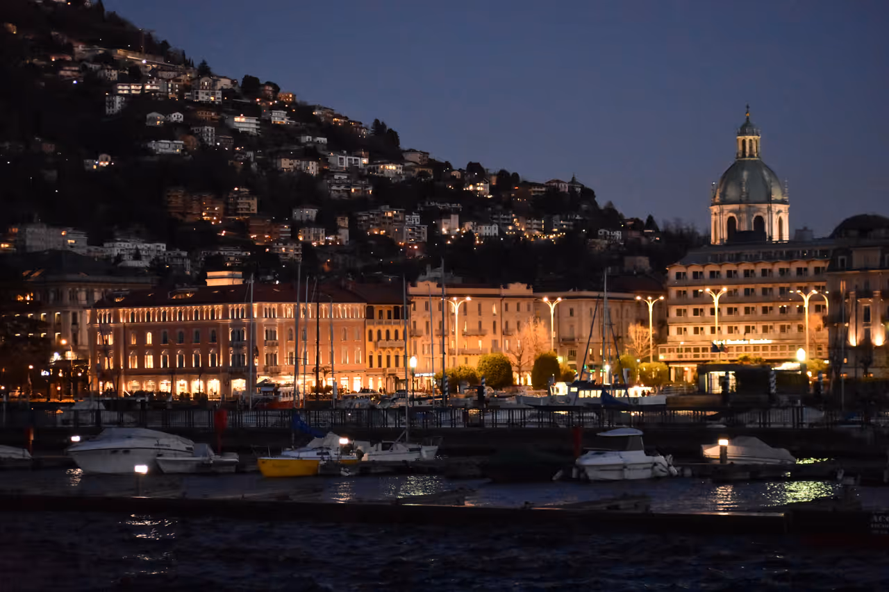 Cavour square waterfront in Como