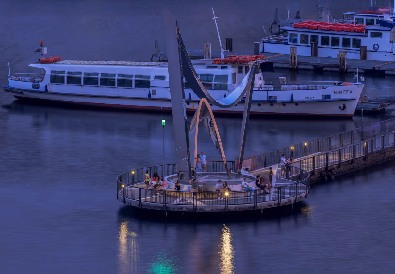 The life electric pier in Como
