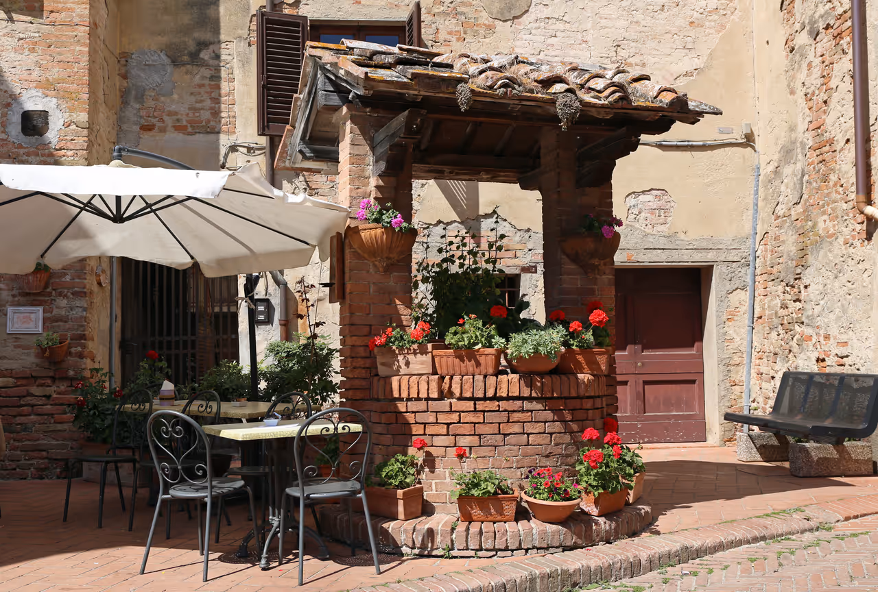 Decorative well in front of the Bar Boccaccio in Via Boccassio