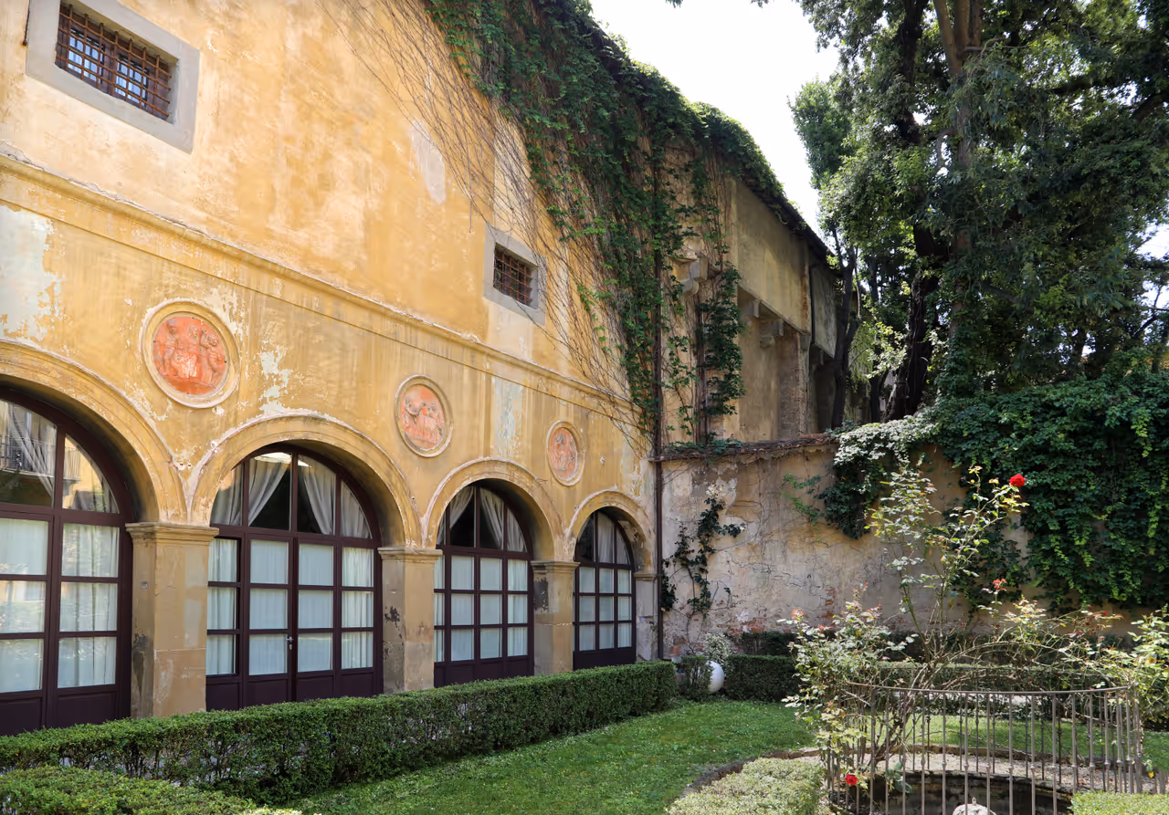 Vasari corridor exterior in Florence