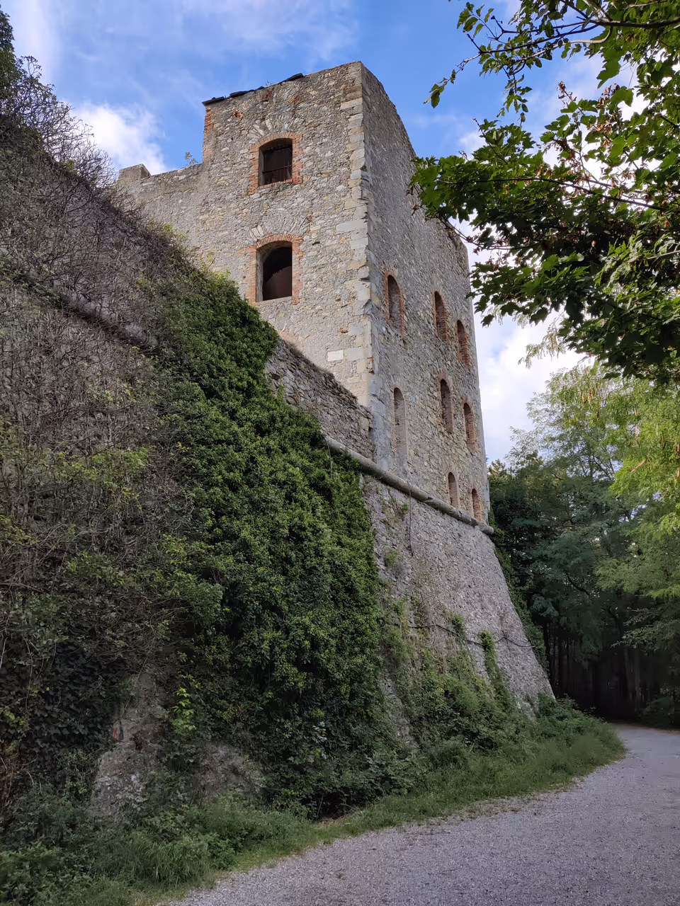 Hiking the park of the walls in Genoa