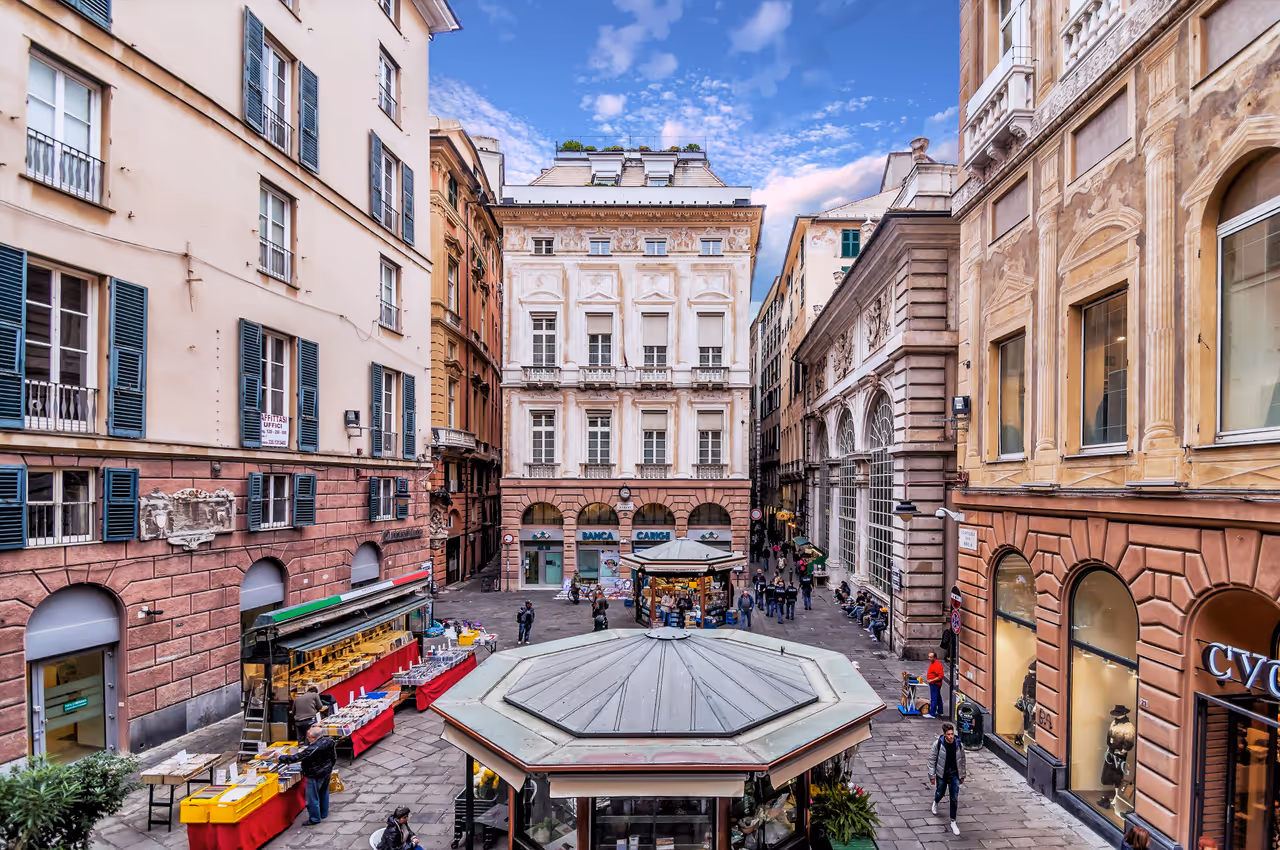 Caruggi labyrinth walk stroll in Genoa