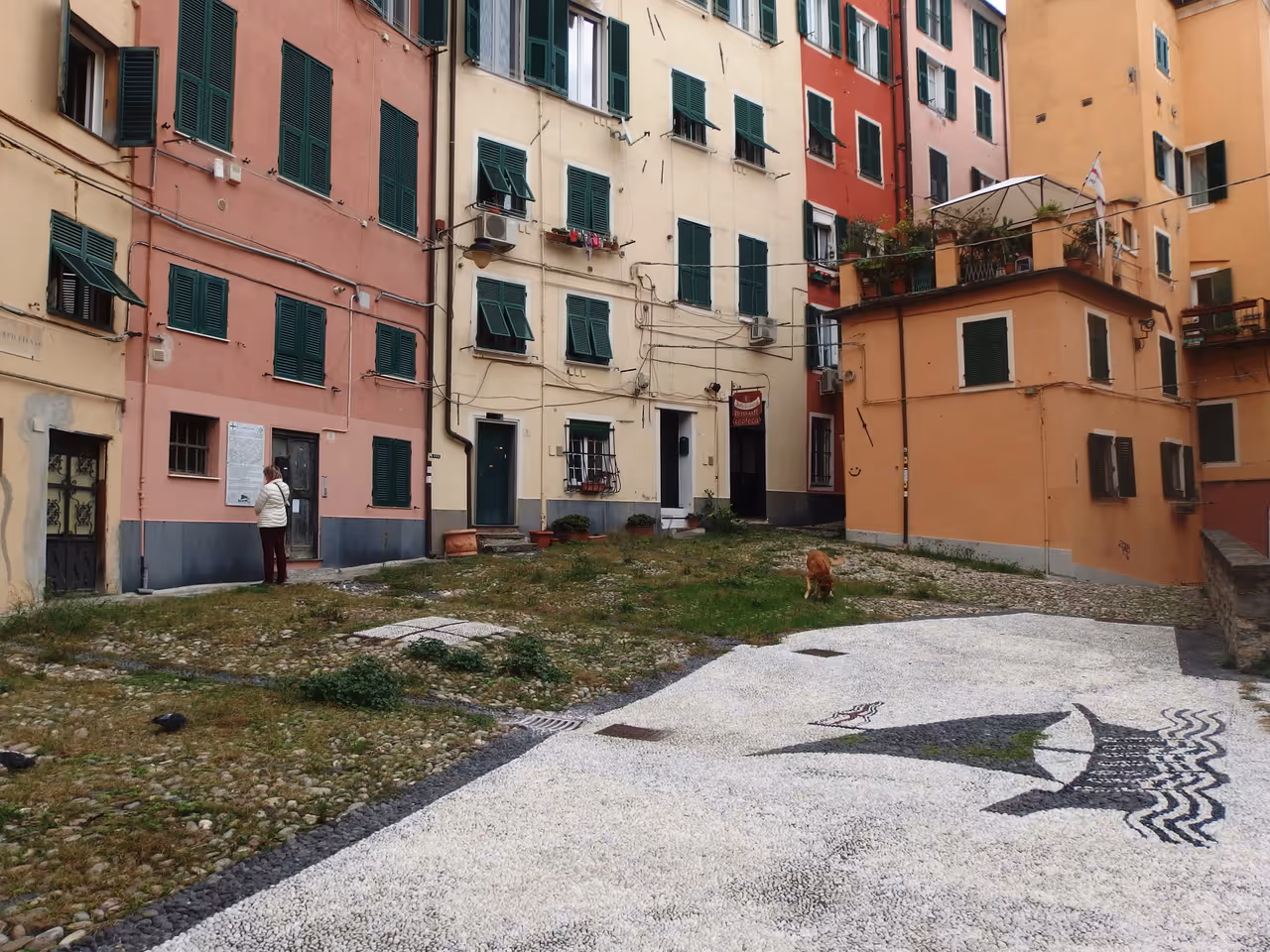 Caruggi labyrinth walk stroll in Genoa