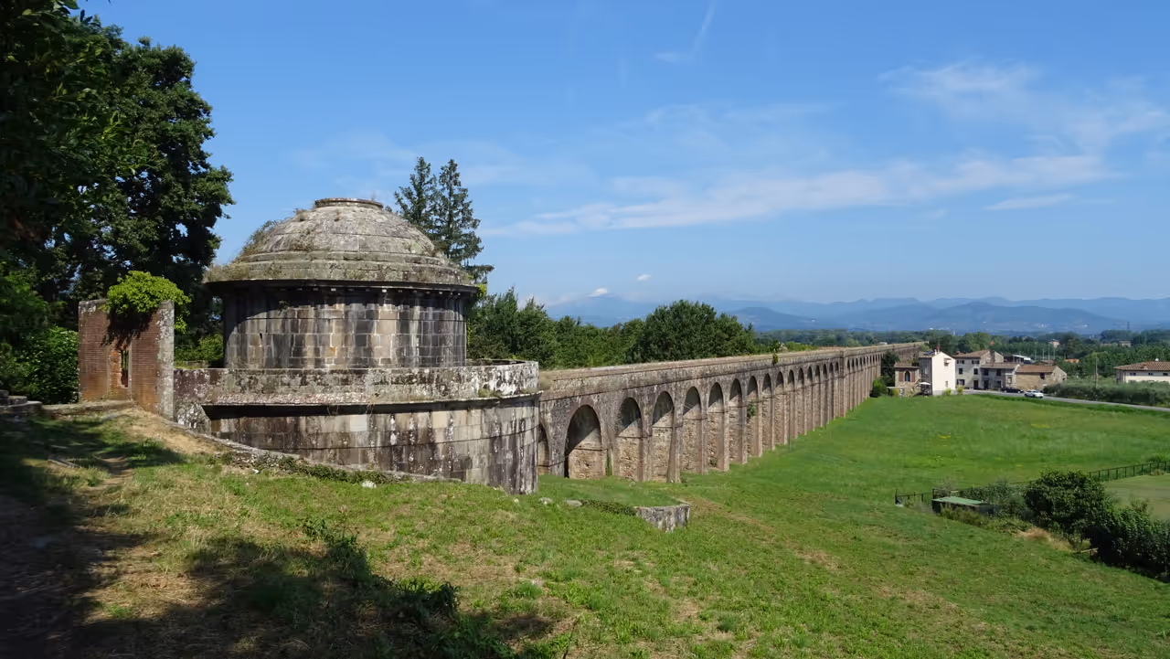 Aqueduct & countryside ride cycling in Lucca