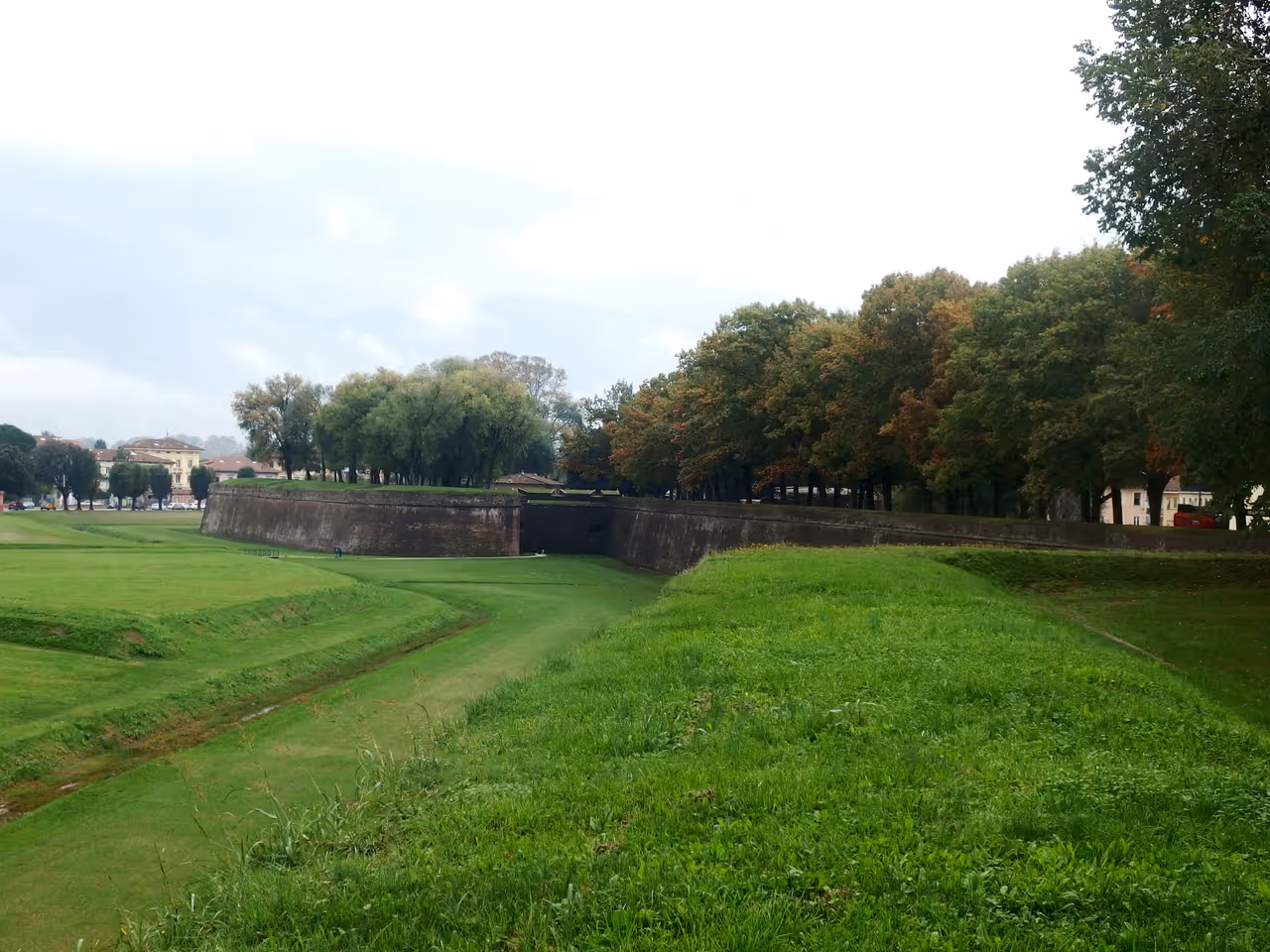 The city walls circuit cycling in Lucca