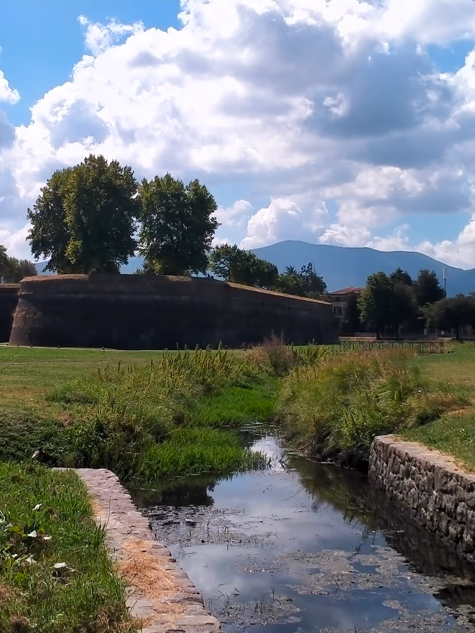 The city walls circuit cycling in Lucca