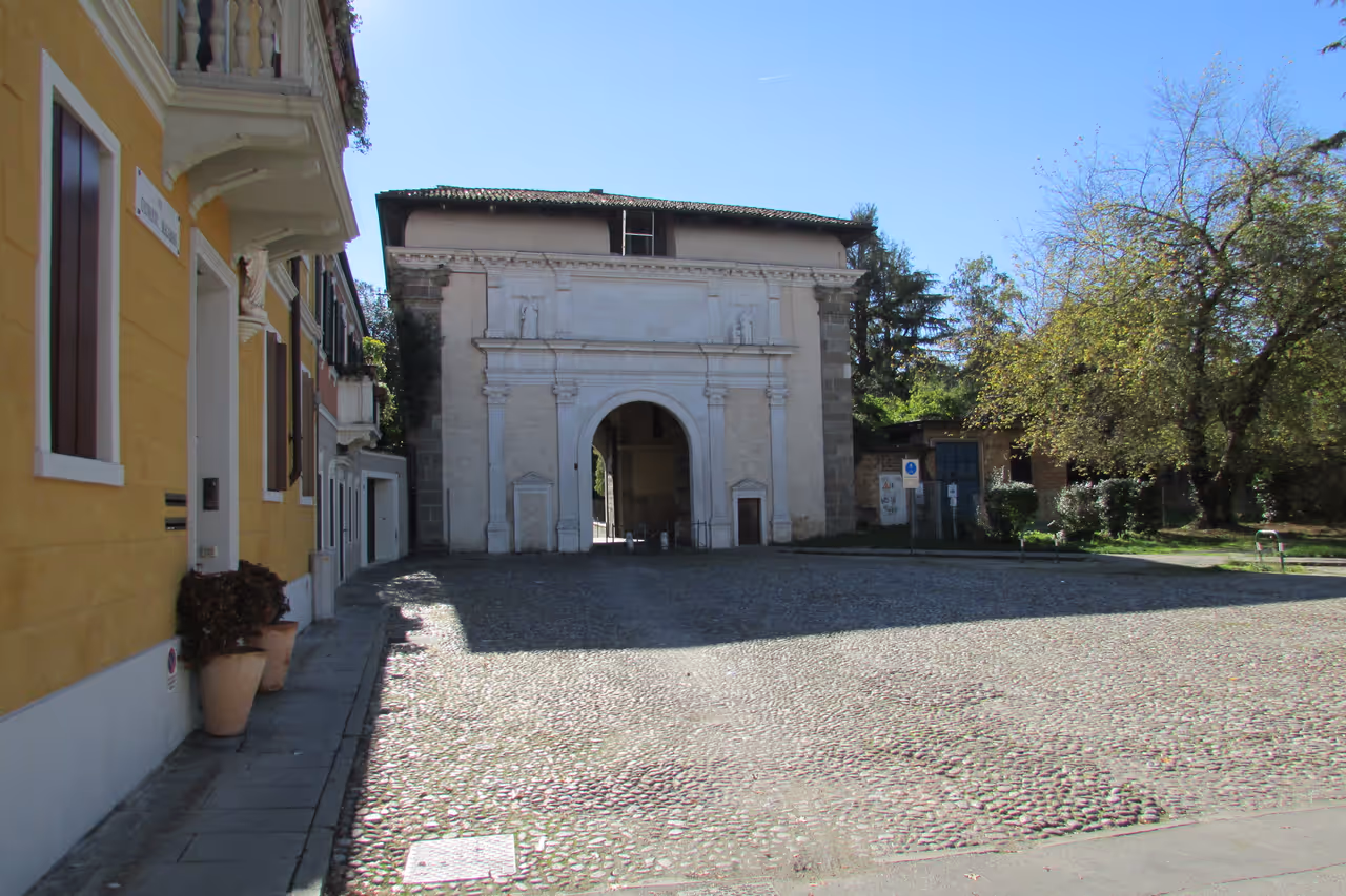 Historic walls ring cycling in Padua