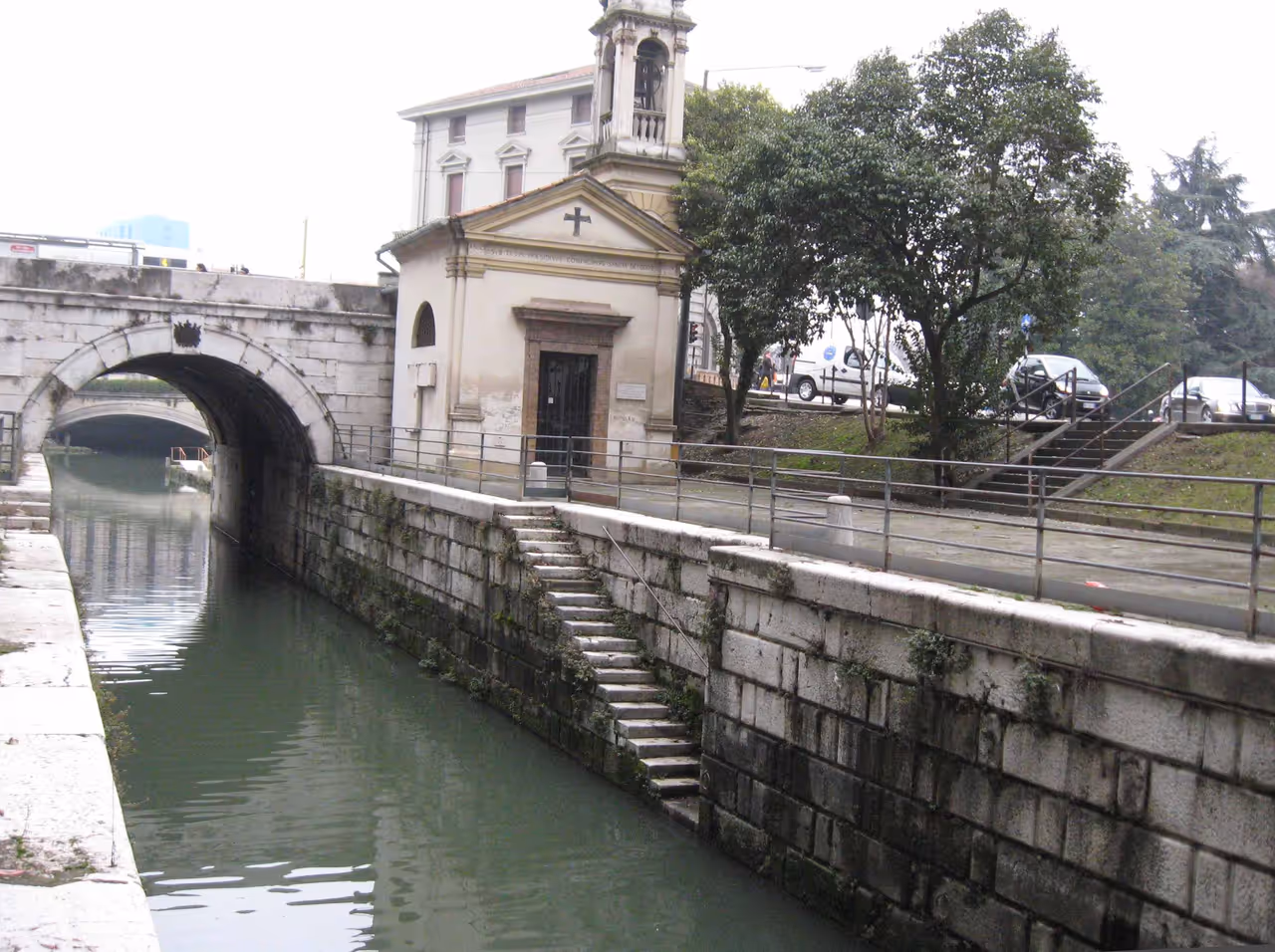 Naviglio interno canal walk stroll in Padua