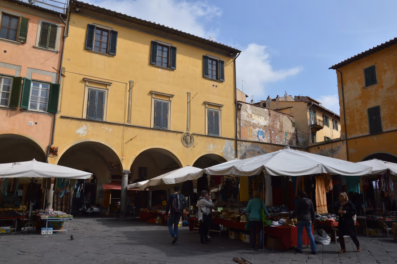Vettovaglie square nightlife spot in Pisa
