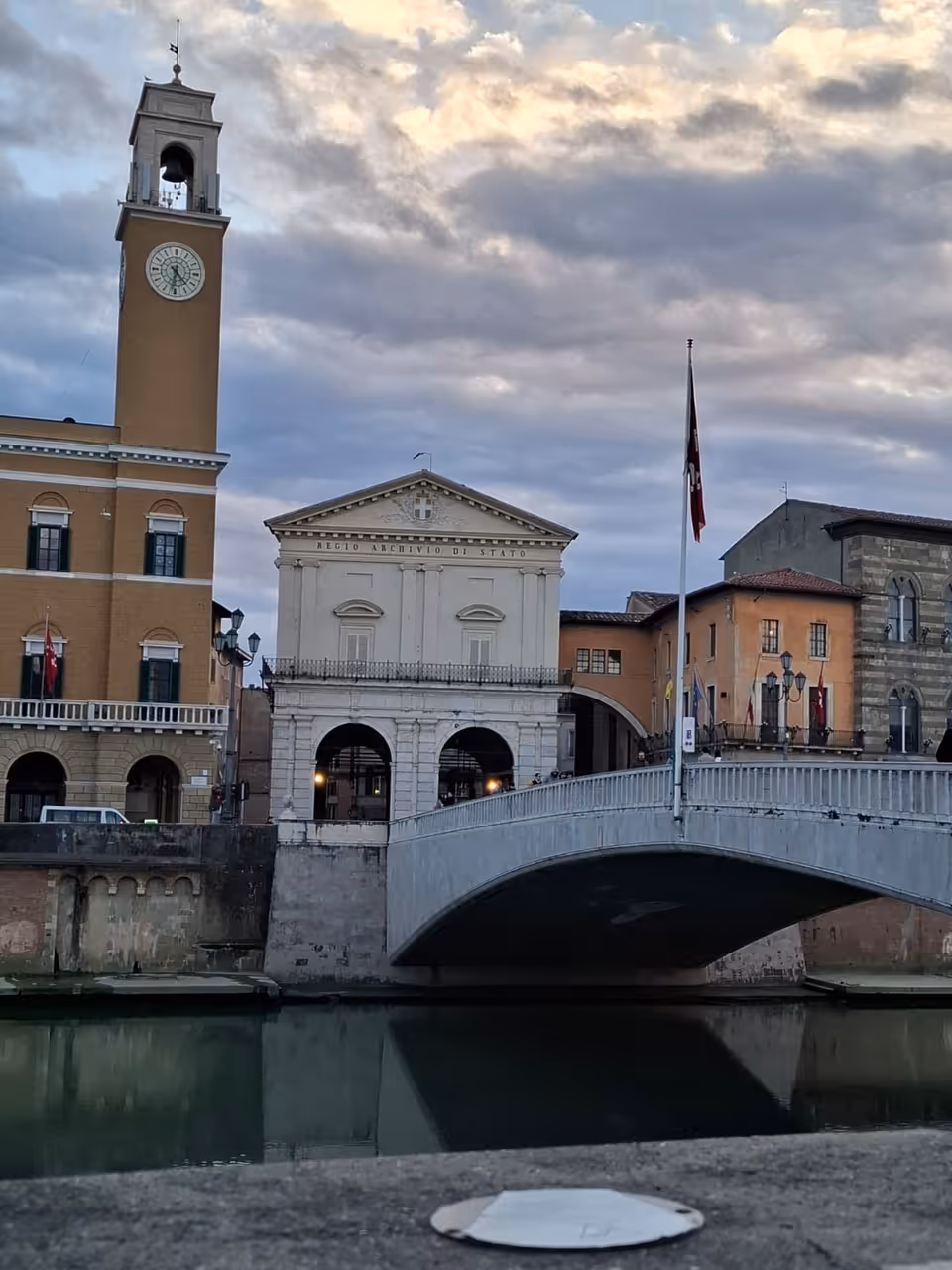 Sunset at the middle bridge in Pisa