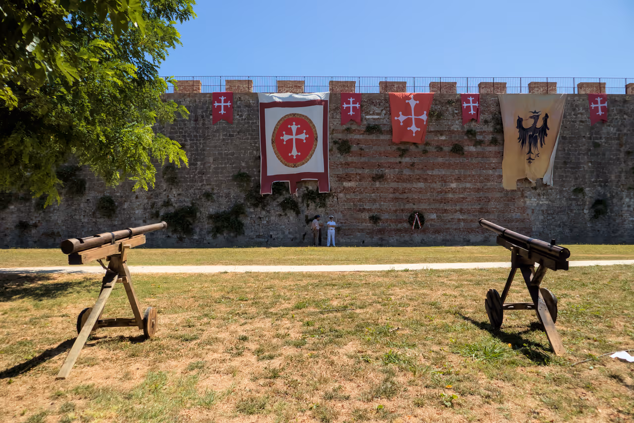 The city walls walk in Pisa