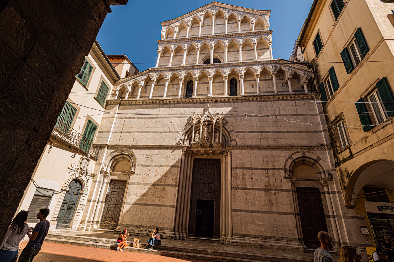 Arcades and hidden piazzas stroll in Pisa