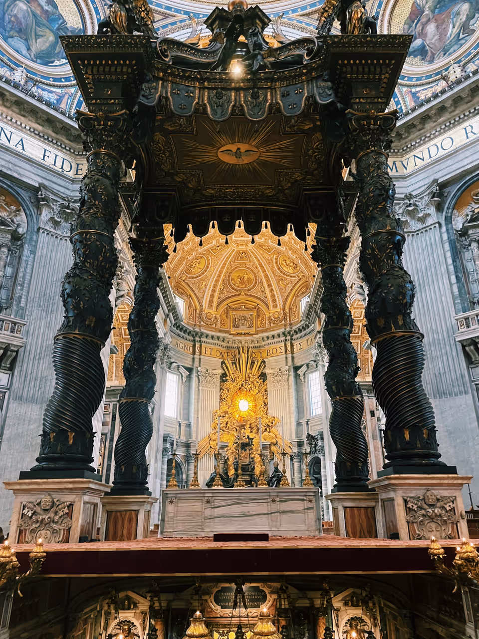 Inside a basilica in Roma