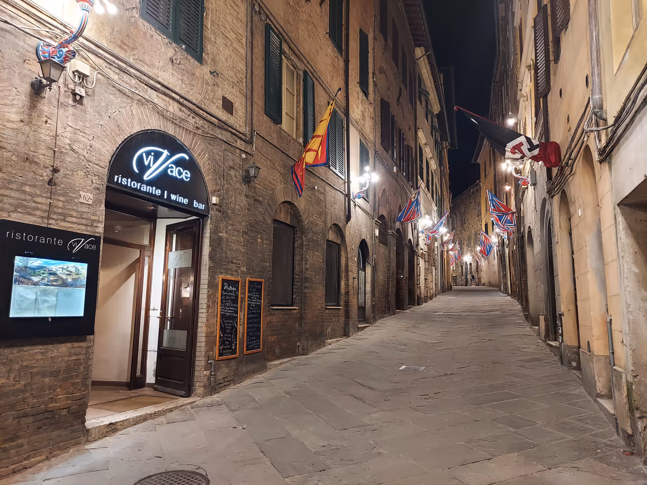 Via Stalloreggi in Siena at night