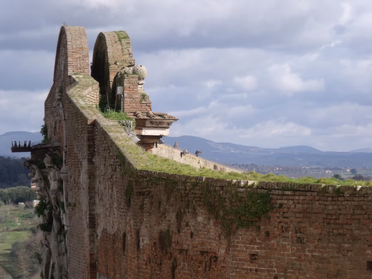 Camollia gate walk free activity in Siena