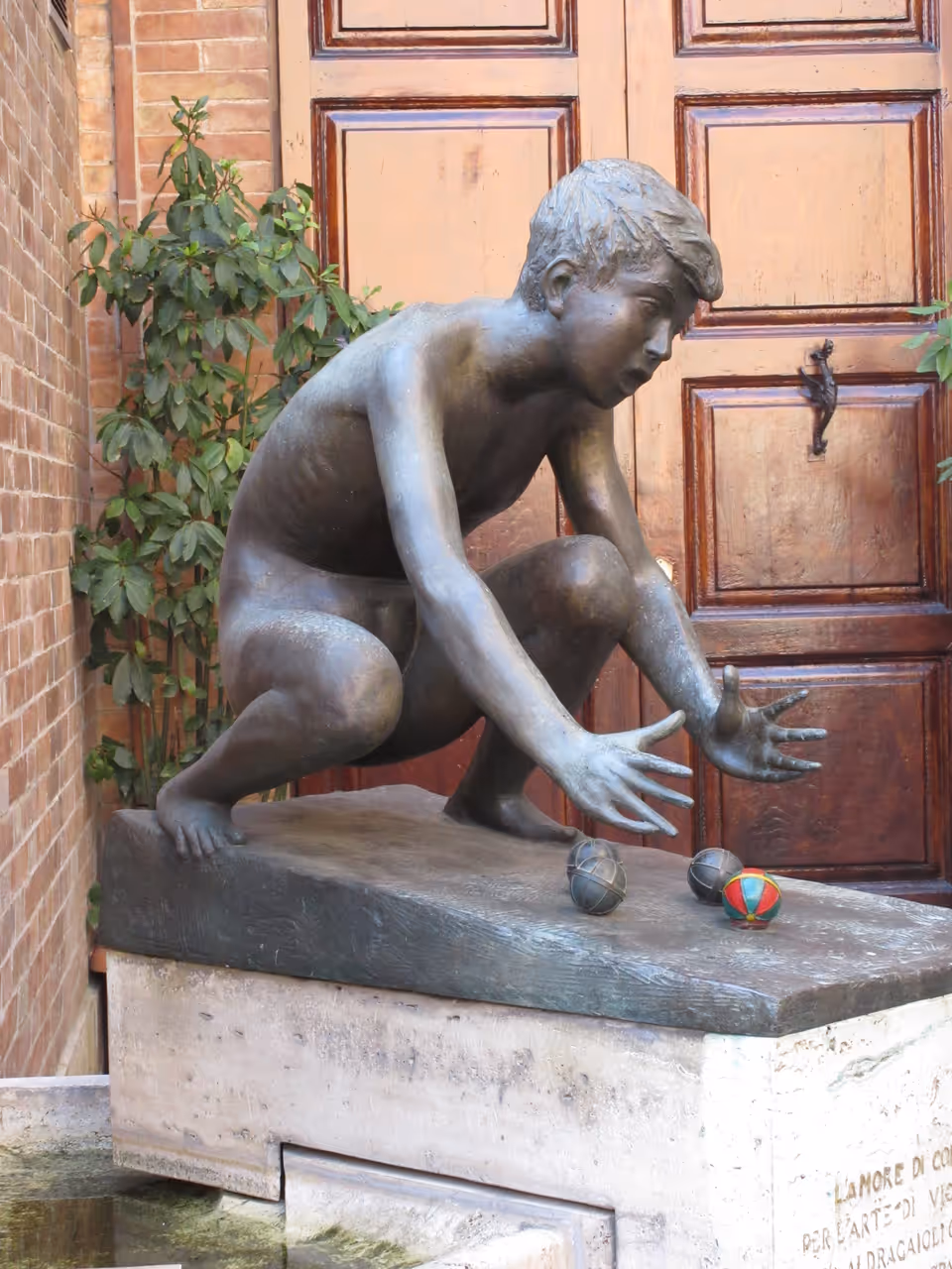 Contrada fountain spotting free activity in Siena