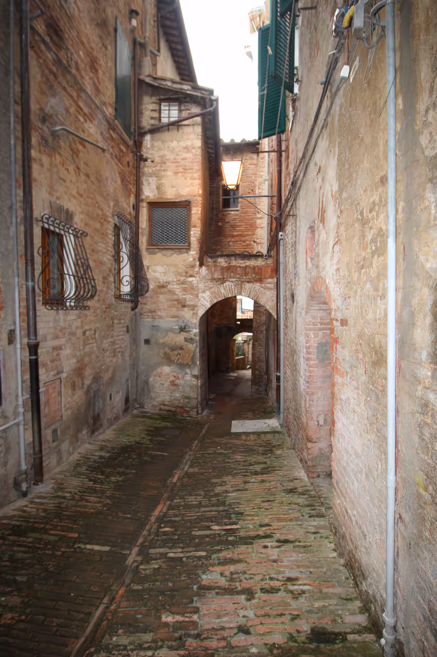 Carriage alley in Siena