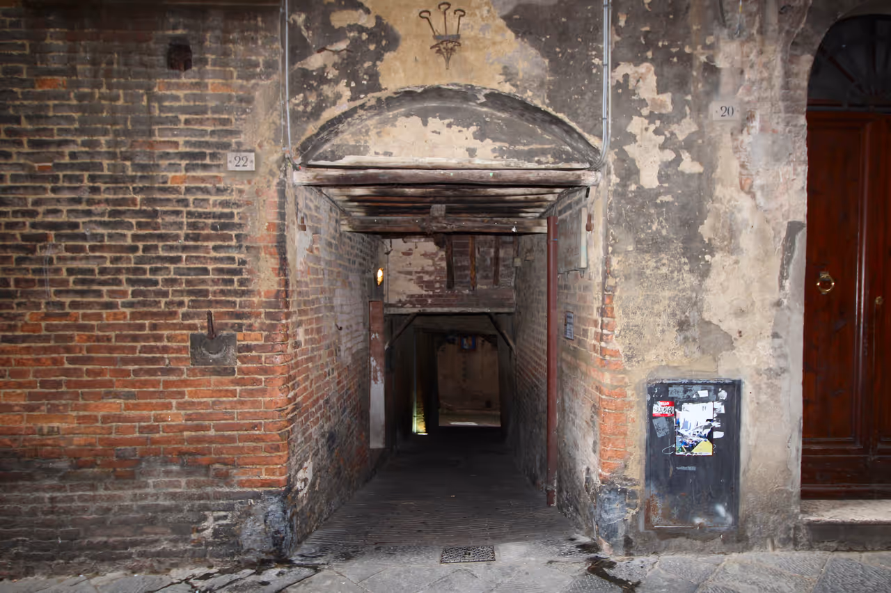 Carriage alley in Siena