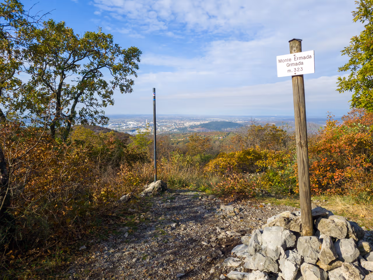 Karst plateau hiking in Trieste