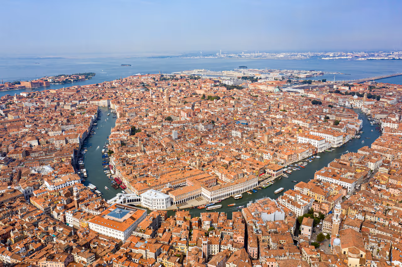 Cicchetti and ombra crawl in Venice