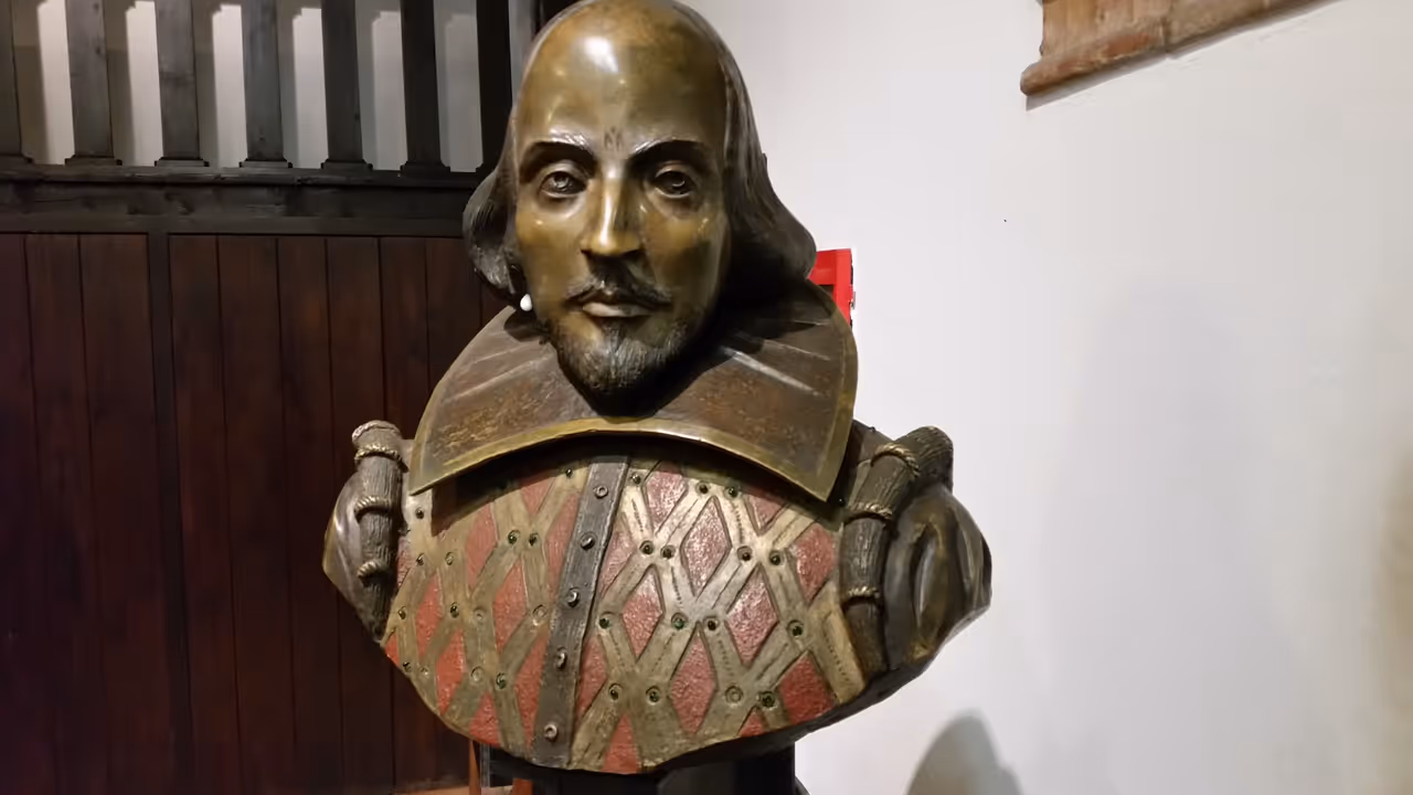Statue of Shakespeare in Juliet's house in Verona