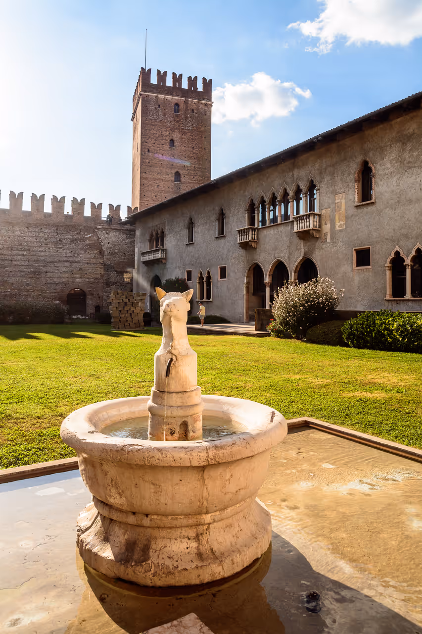 Visit the castelvecchio courtyards free activity in Verona