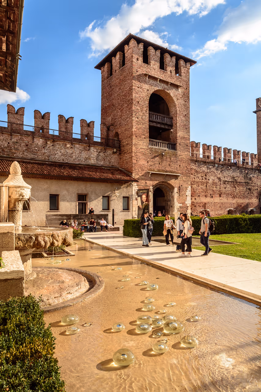 Visit the castelvecchio courtyards free activity in Verona